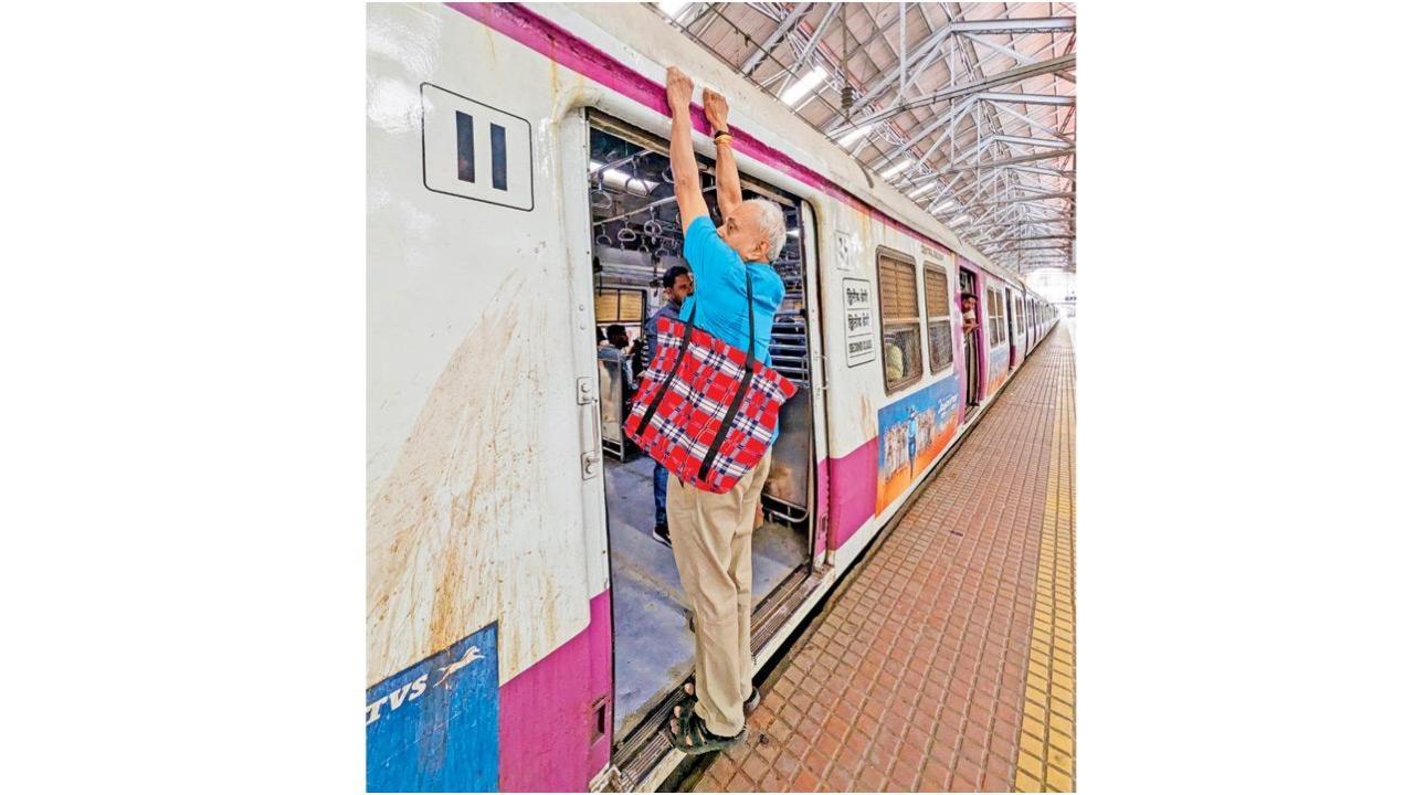 Iमुंबई में ट्रेन की सुरक्षा के लिए ऊंचा करें चैनल और लंबे हैंडल लगाएं