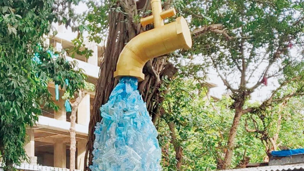 Iबीएमसी ऑफिस के बाहर लगा `प्लास्टिक नल`, पर्यावरण संदेश के साथ कलात्मक झलक