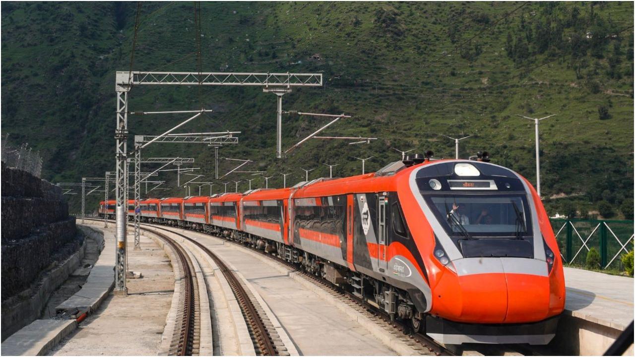 कटरा में वंदे भारत ट्रेन. तस्वीर/पीटीआई