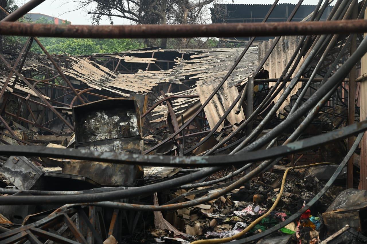 हालांकि, सेट पर काम करने वाले कलाकार और क्रू सदस्य समय रहते सुरक्षित स्थान पर चले गए थे, जिससे किसी भी प्रकार के शारीरिक नुकसान से बचा जा सका.