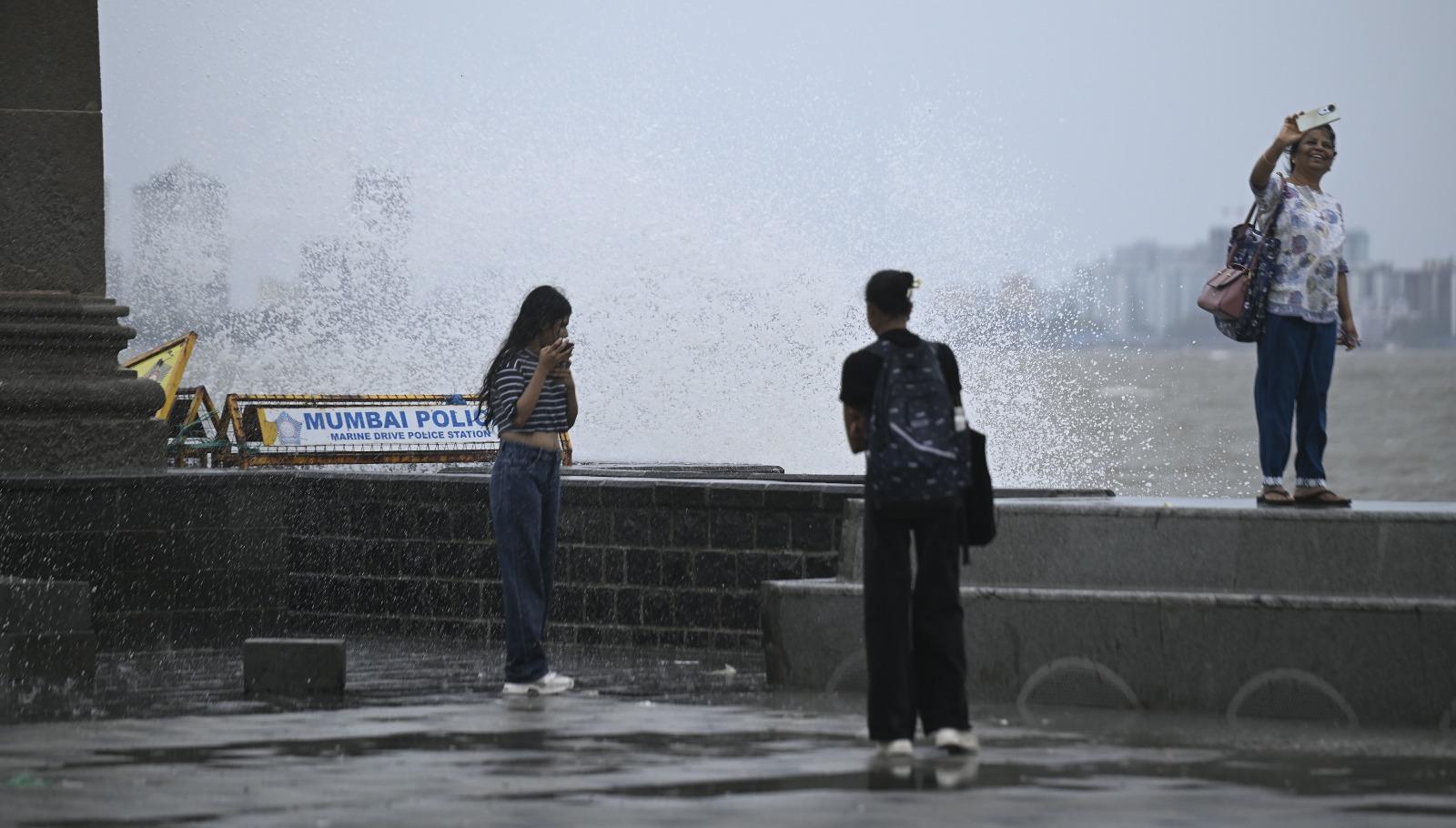 समुद्र तट पर ऊंची लहरों के साथ ताजे हवा का झोंका भी लोगों के चेहरों पर मुस्कान ला रहा था. हालांकि, सुरक्षा को ध्यान में रखते हुए समुद्र तट पर तैनात अधिकारियों ने लोगों को लहरों से दूर रहने की सलाह दी थी, क्योंकि उंची लहरों के साथ समुद्र में उठने वाली धाराएँ कभी भी किसी भी व्यक्ति के लिए खतरे का कारण बन सकती हैं.