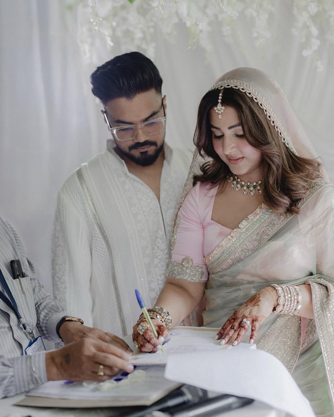 शादी की तस्वीरों में दोनों को वेडिंग रजिस्ट्रेशन पेपर्स पर साइन करते देखा जा सकता है, जिससे स्पष्ट है कि उन्होंने पारंपरिक शादी की बजाय एक सादे और निजी नागरिक समारोह को चुना. 