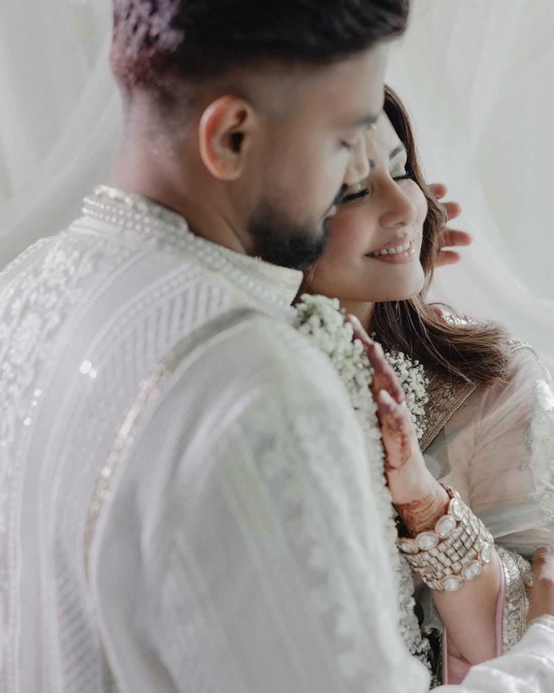 जरदोज़ी कढ़ाई वाली हल्की ब्लश बॉर्डर ने इस साड़ी को रॉयल लुक दिया. उनकी साड़ी में देवनागरी लिपि में दोनों के नाम और एक अनंत (Infinity) चिन्ह की कढ़ाई थी, जो उनके प्रेम की गहराई दर्शाता है.