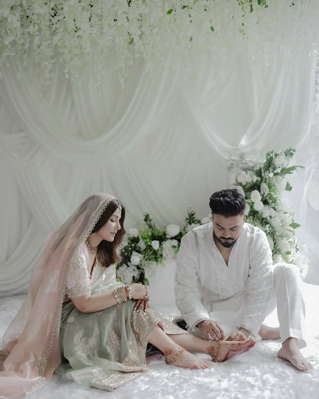 जब हिना ने सोशल मीडिया पर खुलासा किया कि उन्हें स्टेज 3 ब्रेस्ट कैंसर है, उस कठिन घड़ी में भी रॉकी उनके साथ अडिग खड़े नजर आए. हिना ने कई बार यह स्वीकार किया है कि रॉकी की मौजूदगी ने उन्हें हिम्मत और उम्मीद दी. 