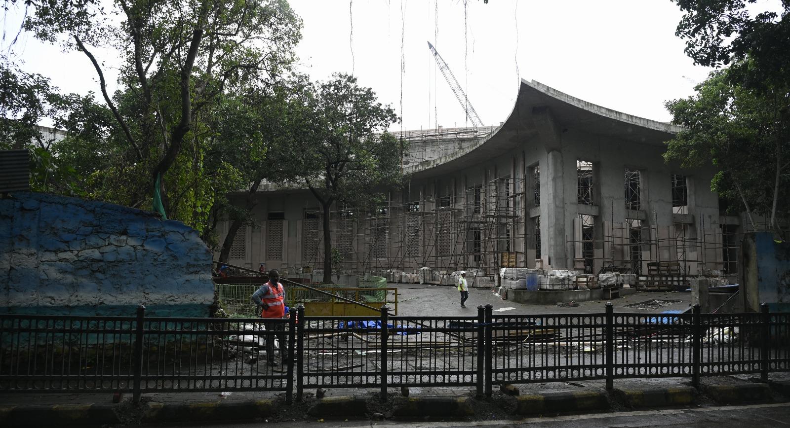 तस्वीरों में आप देख सकते है कि स्मारक का निर्माण किस गति से हो रहा है और यह कितना महत्वपूर्ण है, खासकर उन लोगों के लिए जो डॉ. अंबेडकर के योगदान को समझते हैं और उनका सम्मान करते हैं.