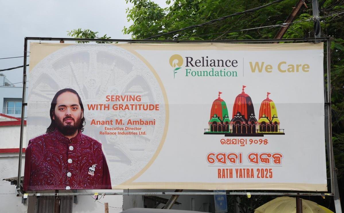 इस पहल के तहत, रिलायंस के स्वयंसेवक यात्रा के लिए आए असंख्य भक्तों को भोजन वितरित करते देखे गए. सेवा के इस कार्य से देश के कोने-कोने से इस भव्य आयोजन को देखने आए हजारों लोगों को राहत और सुकून मिला.