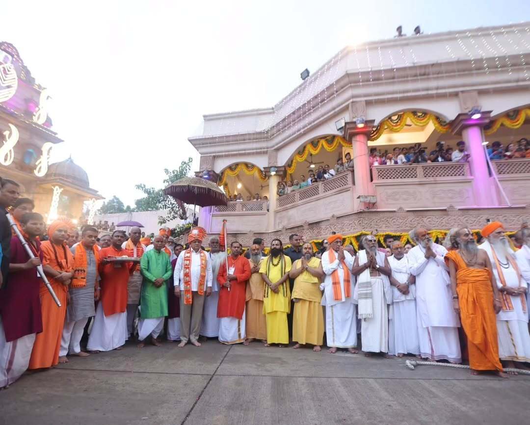 इस अवसर पर गृह राज्य मंत्री हर्ष संघवी, सहकारिता राज्य मंत्री जगदीशभाई विश्वकर्मा, और अहमदाबाद नगर निगम की महापौर  पत्नी प्रतिभाबेन जैन सहित अन्य गणमान्य व्यक्ति उपस्थित थे और इस समारोह में भाग लिया.