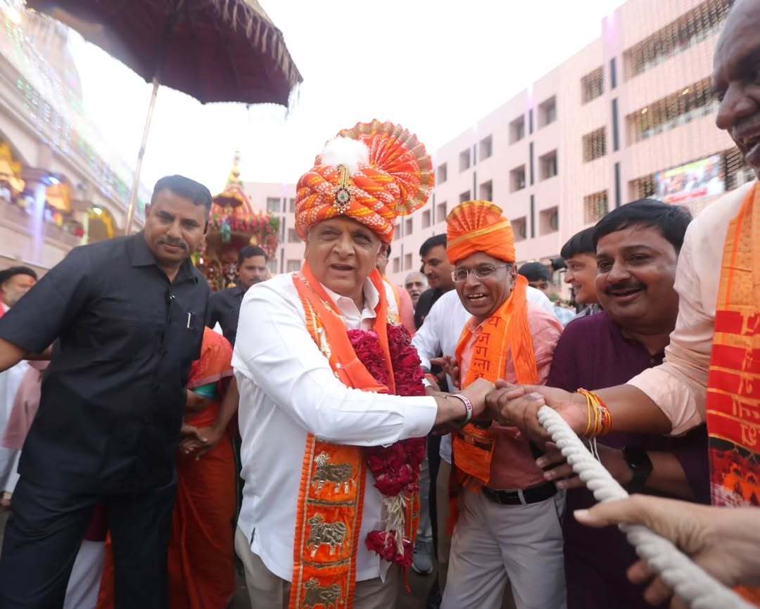 मुख्यमंत्री भूपेन्द्र पटेल ने अहमदाबाद में भगवान जगन्नाथजी की 148वीं रथयात्रा के अवसर पर रथ खींचने की परंपरा निभाई.