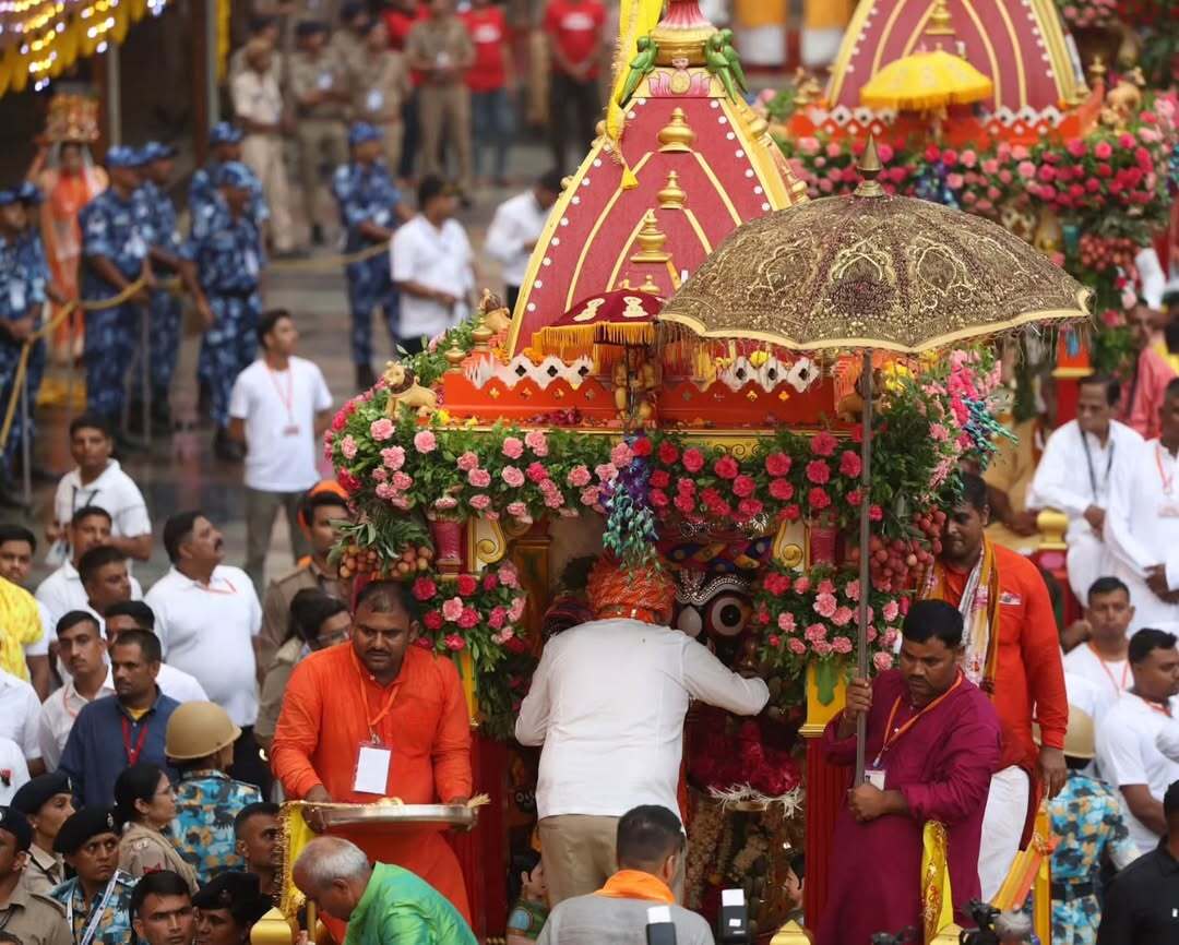 बता दें, जगन्नाथ यात्रा का धार्मिक और सांस्कृतिक महत्व अत्यधिक है. यह यात्रा भगवान जगन्नाथ, बलभद्र और सुभद्र के रथों की सवारी के रूप में आयोजित की जाती है, जो लाखों श्रद्धालुओं को अपनी ओर आकर्षित करती है.
