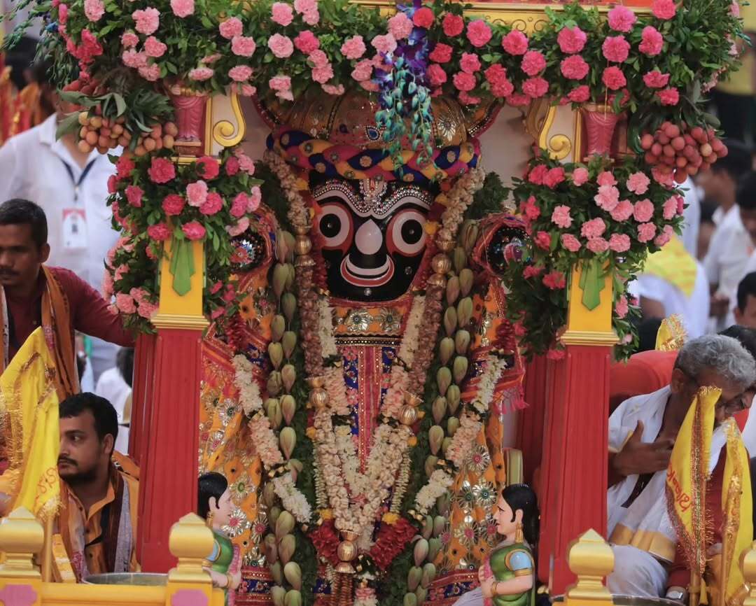 इसके बाद, उन्होंने भगवान के मुख्य रथ को मंदिर परिसर से बाहर लाकर नगर यात्रा के लिए रवाना किया. 