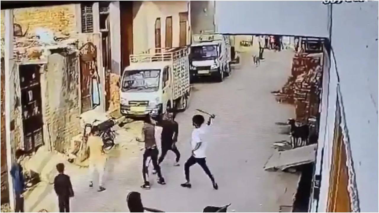 सीसीटीवी कैमरे में कैद हुई घटना (फोटो साभार: सोशल मीडिया)