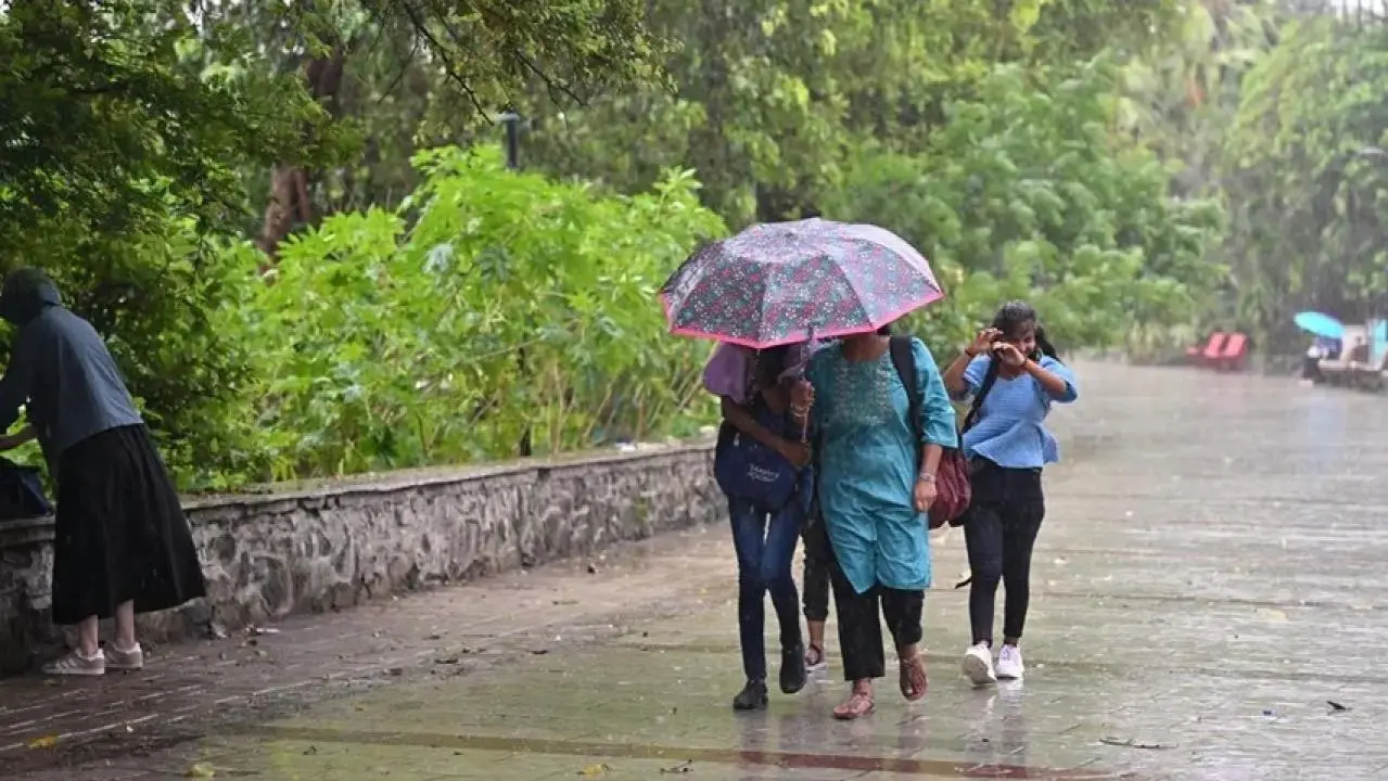 Iमुंबई में बारिश का कहर, IMD ने जारी किया भारी बारिश का अलर्ट