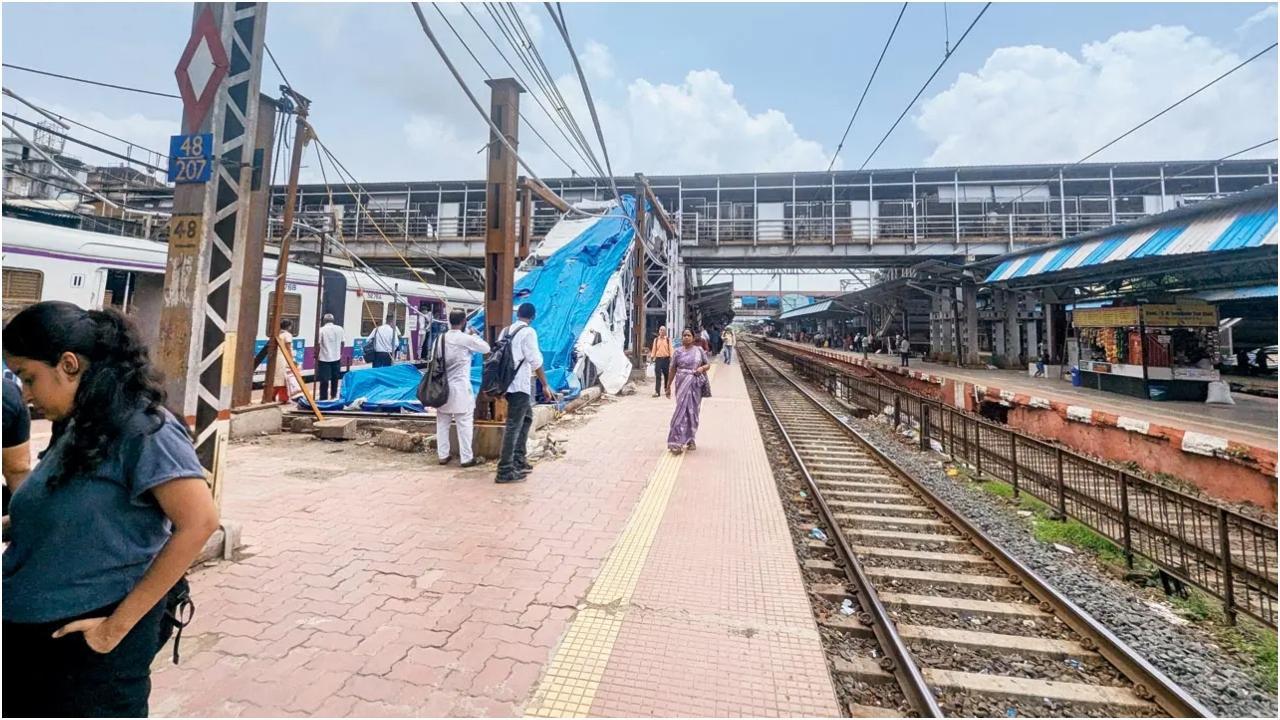 डोंबिवली का प्लेटफॉर्म जहां कवर लगाया जा रहा है.