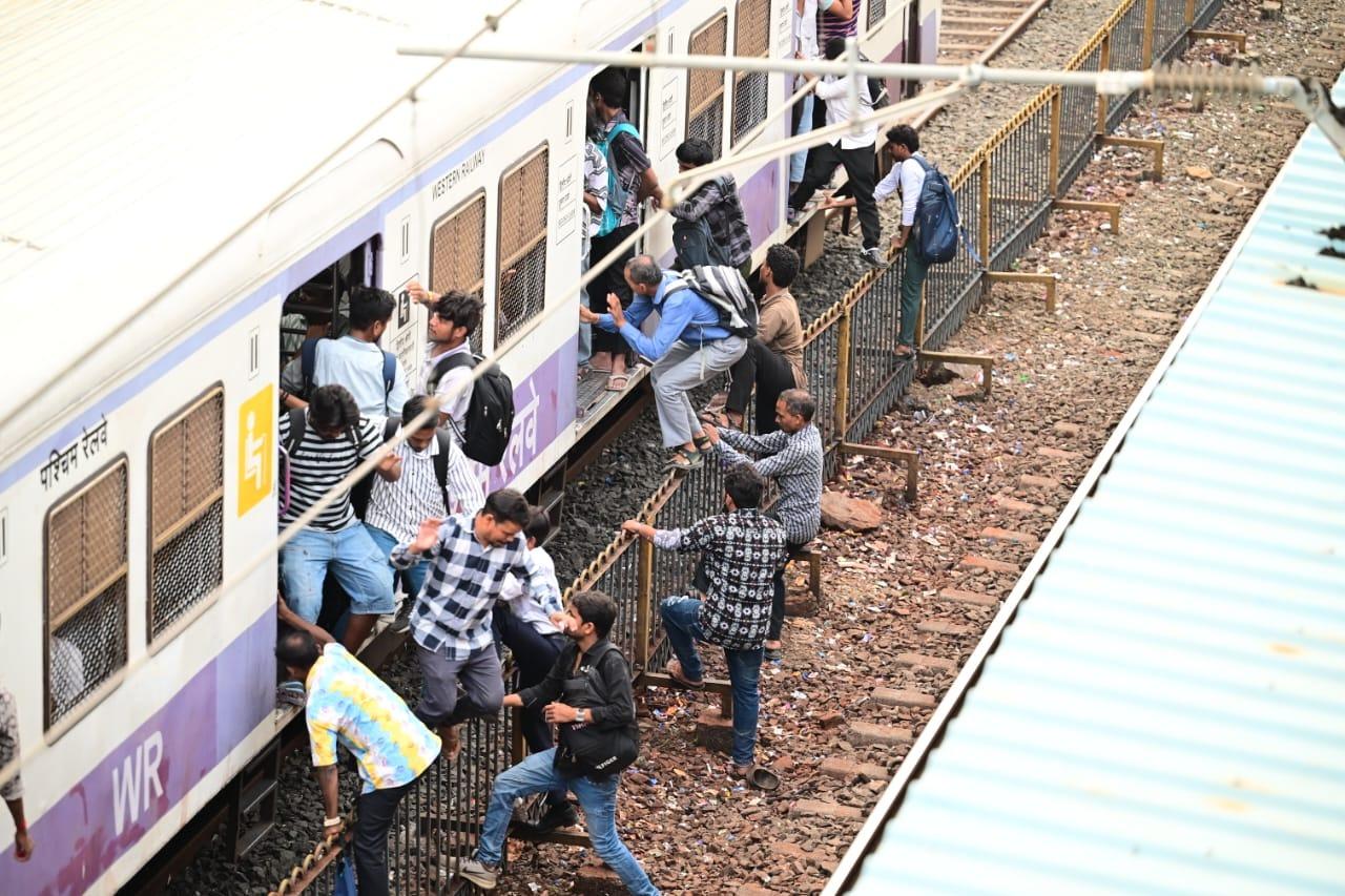 मुंब्रा हादसे के बाद रेलवे प्रशासन ने यात्रियों से अपील की थी कि वे अपनी सुरक्षा का ध्यान रखें और सुरक्षित तरीके से यात्रा करें, लेकिन बोरीवली में यात्री अपनी जान जोखिम में डालते हुए गलत दिशा से ट्रेन पकड़ने की कोशिश करते दिखे.