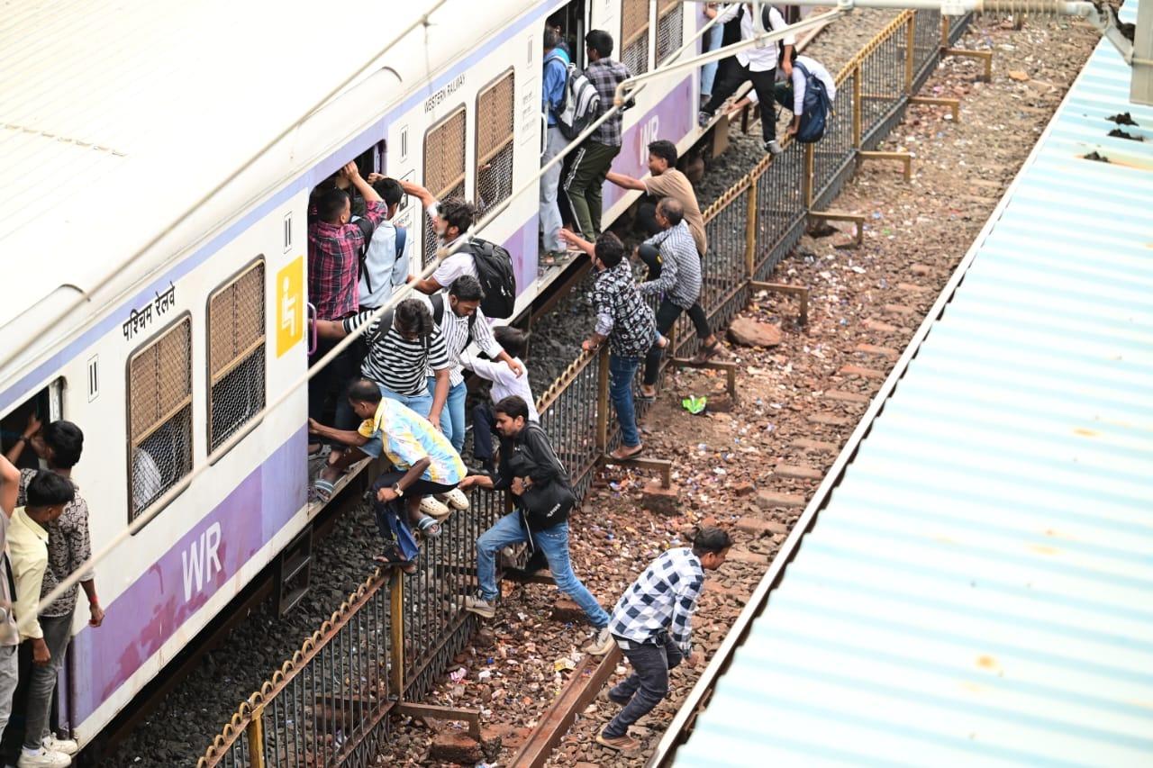 खास बात यह थी कि लोग गलत दिशा से ट्रेन पकड़ने की कोशिश करते नजर आए. जो न सिर्फ उनके लिए जानलेवा साबित हो सकता था, बल्कि इसने रेलवे अधिकारियों की चिंता बढ़ा दी. 