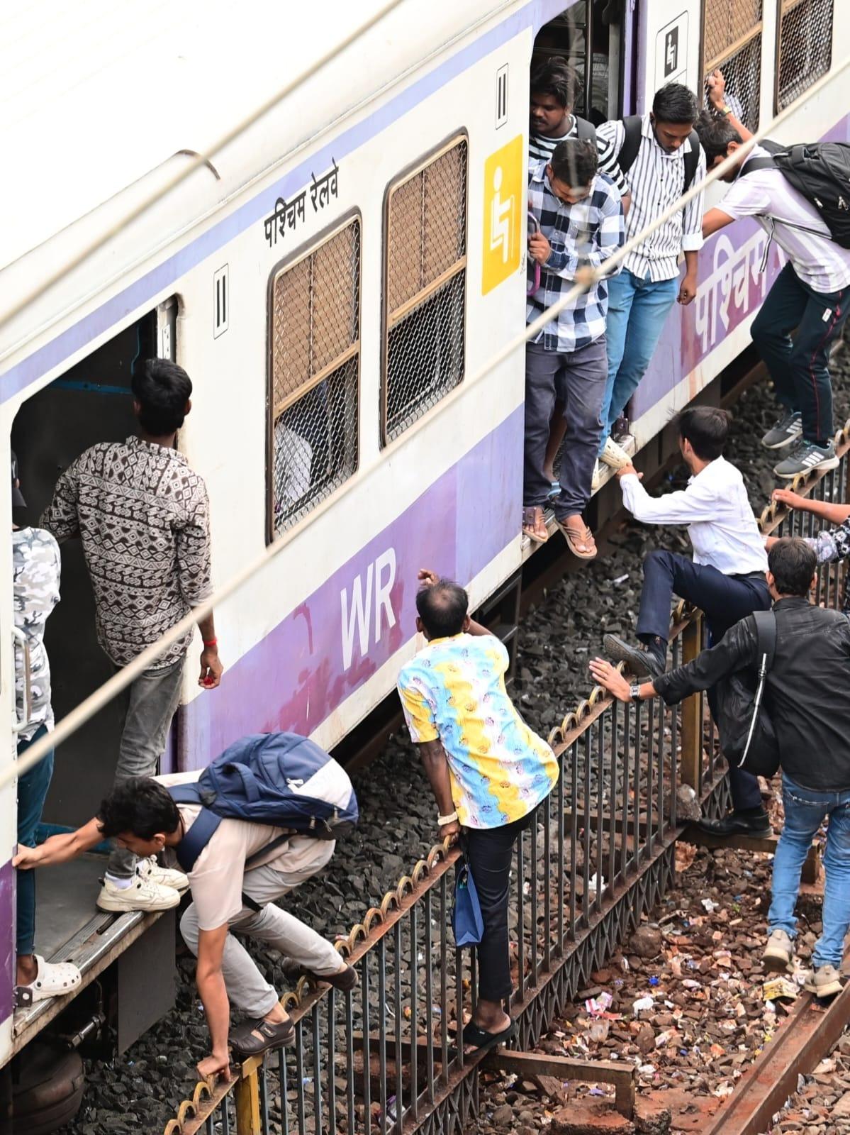 तस्वीरों के जरिए आप देख सकते है कि यात्री जानबूझकर रेलवे सुरक्षा नियमों की अनदेखी कर रहे है. गलत दिशा से ट्रेन पकड़ने का यह प्रयास न केवल उनकी सुरक्षा के लिए खतरनाक था, बल्कि इससे रेलवे ट्रेनों की समयबद्धता भी प्रभावित हो सकती थी. 