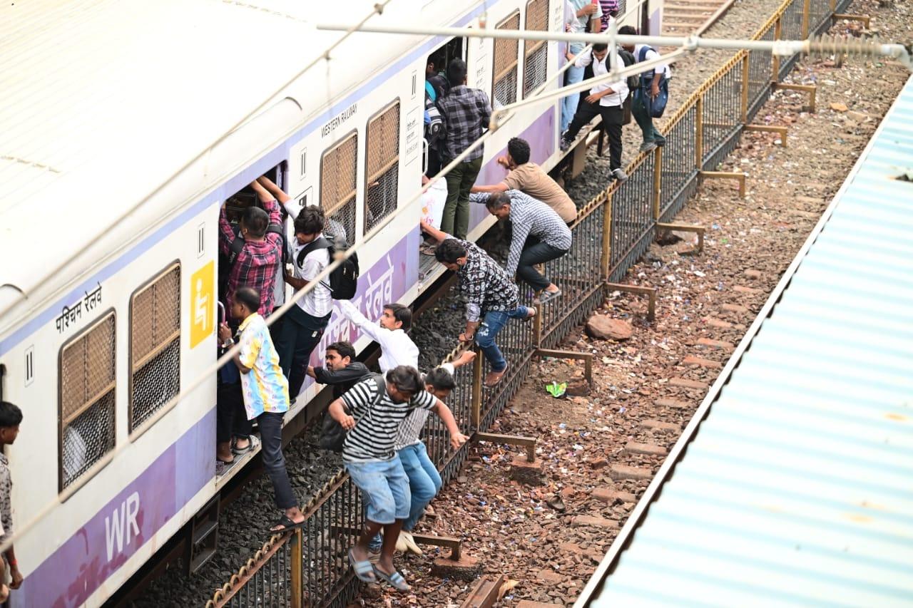 मुंब्रा हादसे के बाद बोरीवली में दिखी यह लापरवाही इस बात का संकेत है कि रेल सुरक्षा के मामले में लगातार जागरूकता फैलाने की जरूरत है. यात्रियों को समझाना होगा कि ट्रेन पकड़ने के लिए सही तरीके से यात्रा करना कितना जरूरी है, ताकि भविष्य में इस तरह के हादसों से बचा जा सके.