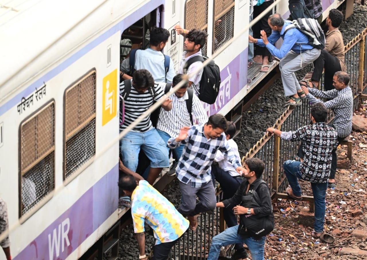इस घटना ने यह साबित कर दिया कि यात्रियों को अपनी सुरक्षा के प्रति ज्यादा जागरूक होने की जरूरत है. साथ ही, रेलवे प्रशासन को भी यात्रियों की सुरक्षा सुनिश्चित करने के लिए कड़े कदम उठाने की आवश्यकता है.
