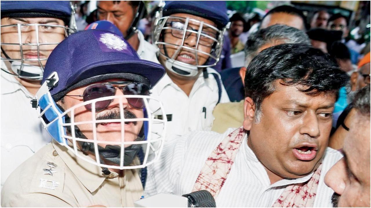 पुलिस ने शनिवार को पश्चिम बंगाल भाजपा अध्यक्ष सुकांत मजूमदार को विरोध प्रदर्शन के दौरान हिरासत में ले लिया. फोटो/एएनआई