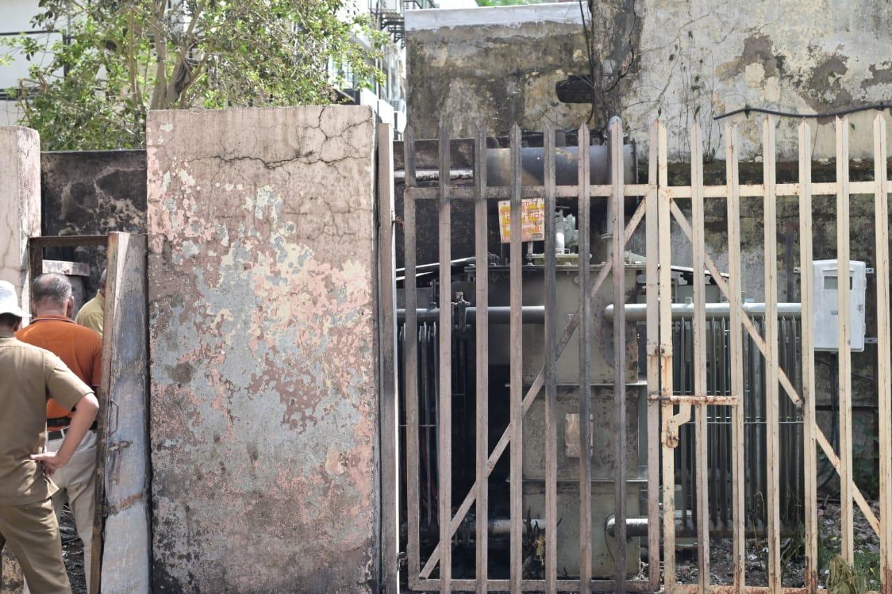 फायर ब्रिगेड के अधिकारियों ने त्वरित कार्रवाई करते हुए स्थिति को नियंत्रण में लिया और आग को पूरी तरह बुझा दिया. बताया जा रहा है कि यह आग ट्रांसफॉर्मर में तकनीकी खराबी के चलते लगी, लेकिन इसकी असली वजह का अभी खुलासा नहीं हो पाया है. 