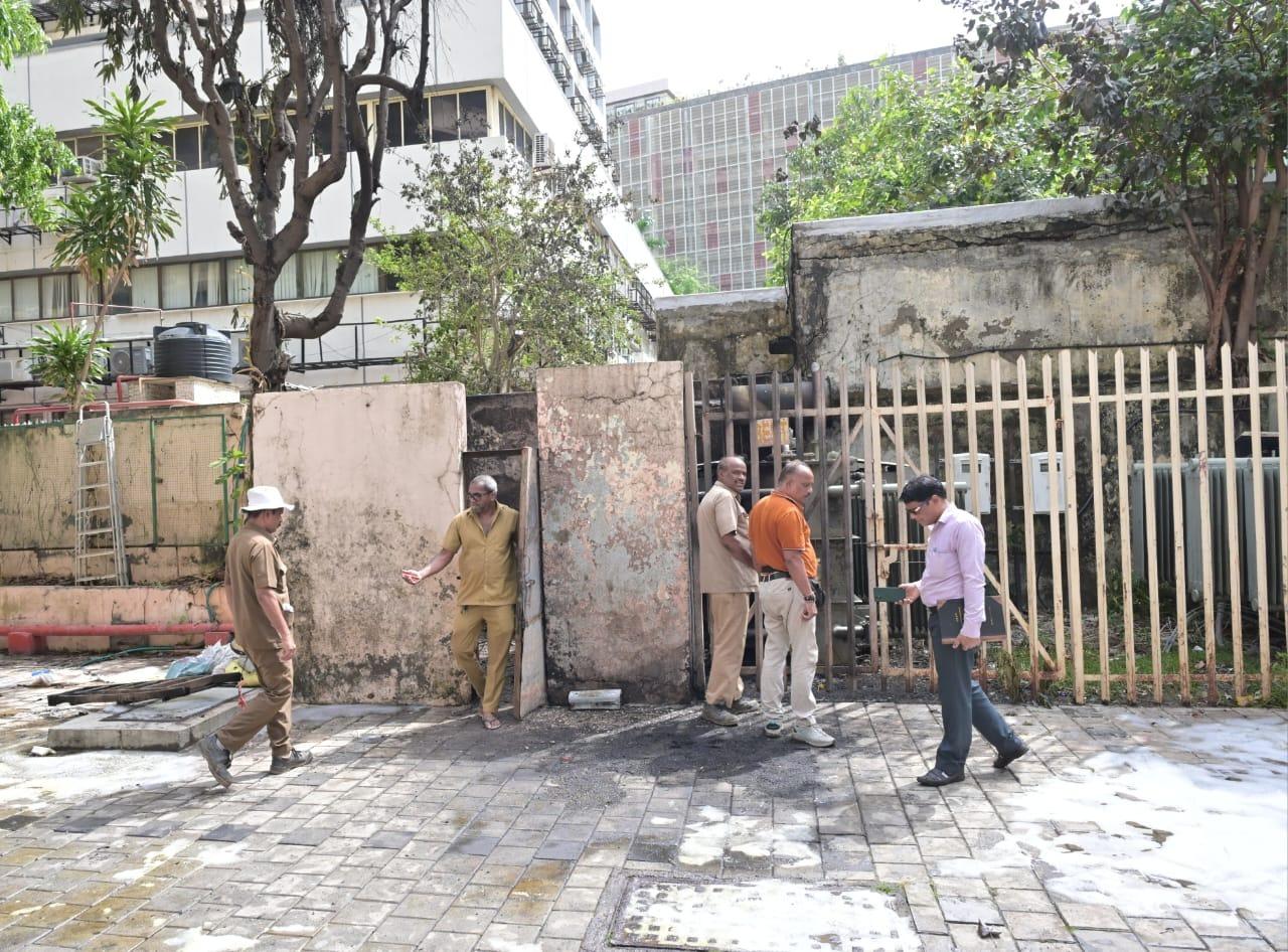 दमकल अधिकारियों द्वारा बिल्डिंग को सुरक्षित घोषित करने के बाद अब इलेक्ट्रिक विभाग की विशेषज्ञ टीम मौके पर पहुंच चुकी है. ट्रांसफॉर्मर के पास लगी आग के कारणों की गहनता से जांच की जा रही है. जांच के दौरान तकनीकी कर्मियों को क्षतिग्रस्त वायरिंग और जले हुए उपकरणों की तस्वीरें लेते देखा गया.