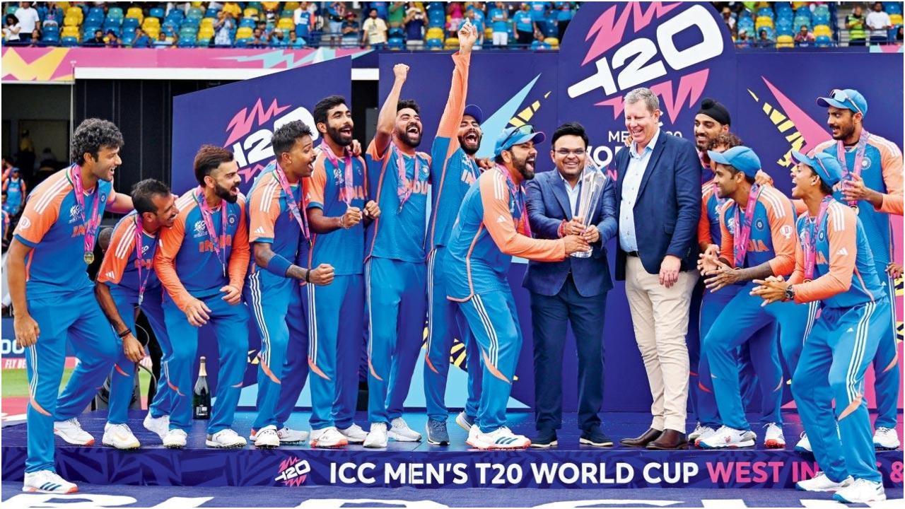 रोहित शर्मा पिछले साल ब्रिजटाउन में टीम के साथियों के साथ टी20 विश्व कप ट्रॉफी उठाते हुए. तस्वीर/गेटी इमेज