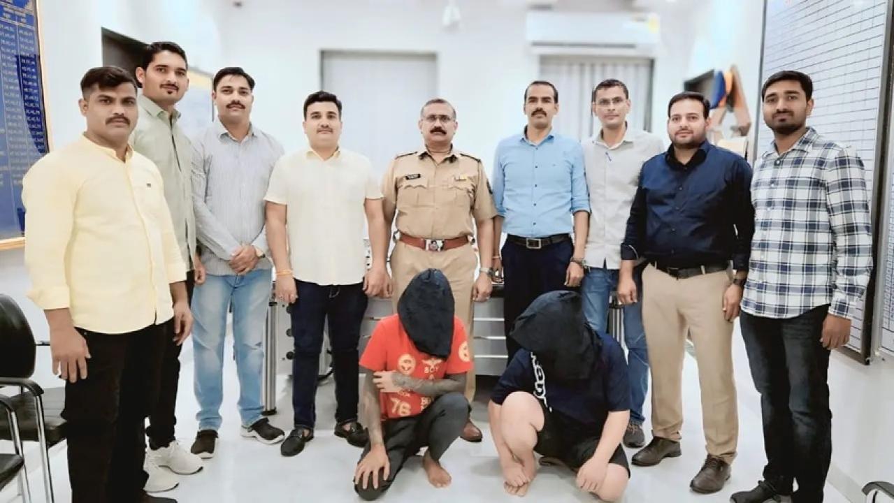 एक अधिकारी ने बताया कि दोनों इंडोनेशियाई नागरिक मुंबई के जोगेश्वरी इलाके में स्थित एक होटल में ठहरे हुए थे.
