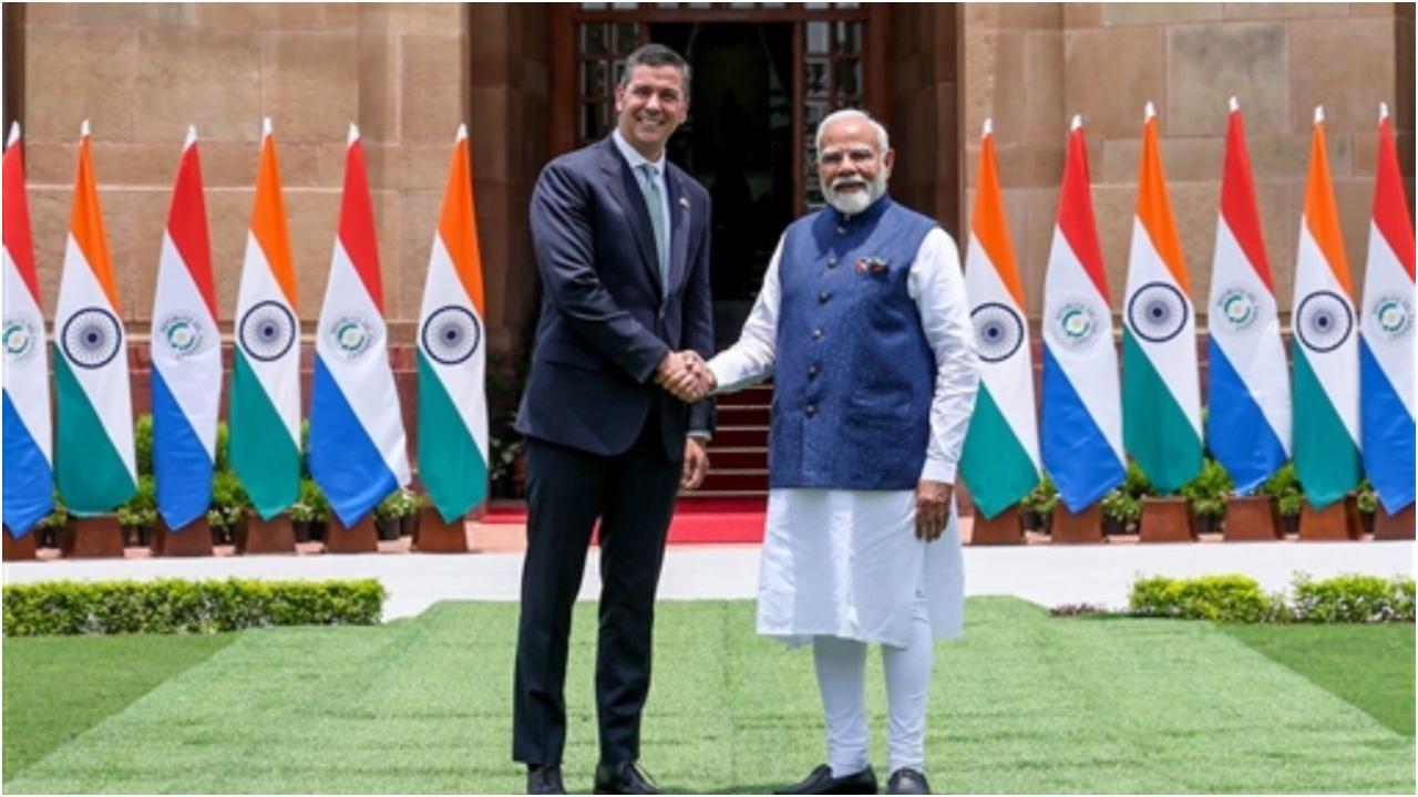 प्रधानमंत्री नरेंद्र मोदी पराग्वे के राष्ट्रपति सैंटियागो पेना से मुलाकात करते हुए. फोटो/पीटीआई