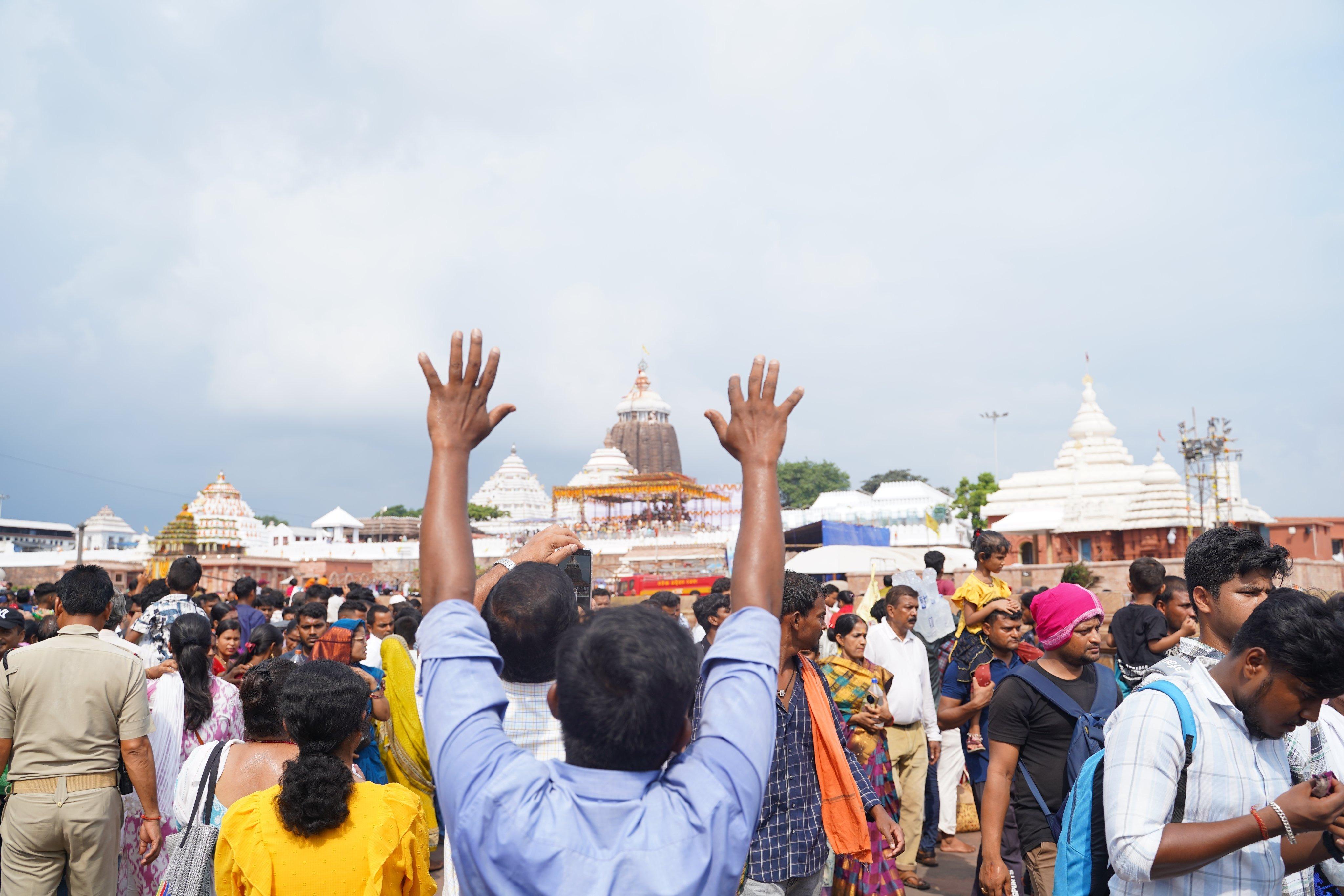 श्रद्धालुओं के अनुसार, यह दृश्य दिव्य अनुभूति देने वाला होता है और केवल इस दिन ही भगवान जगन्नाथ को इस रूप में देखा जा सकता है. 