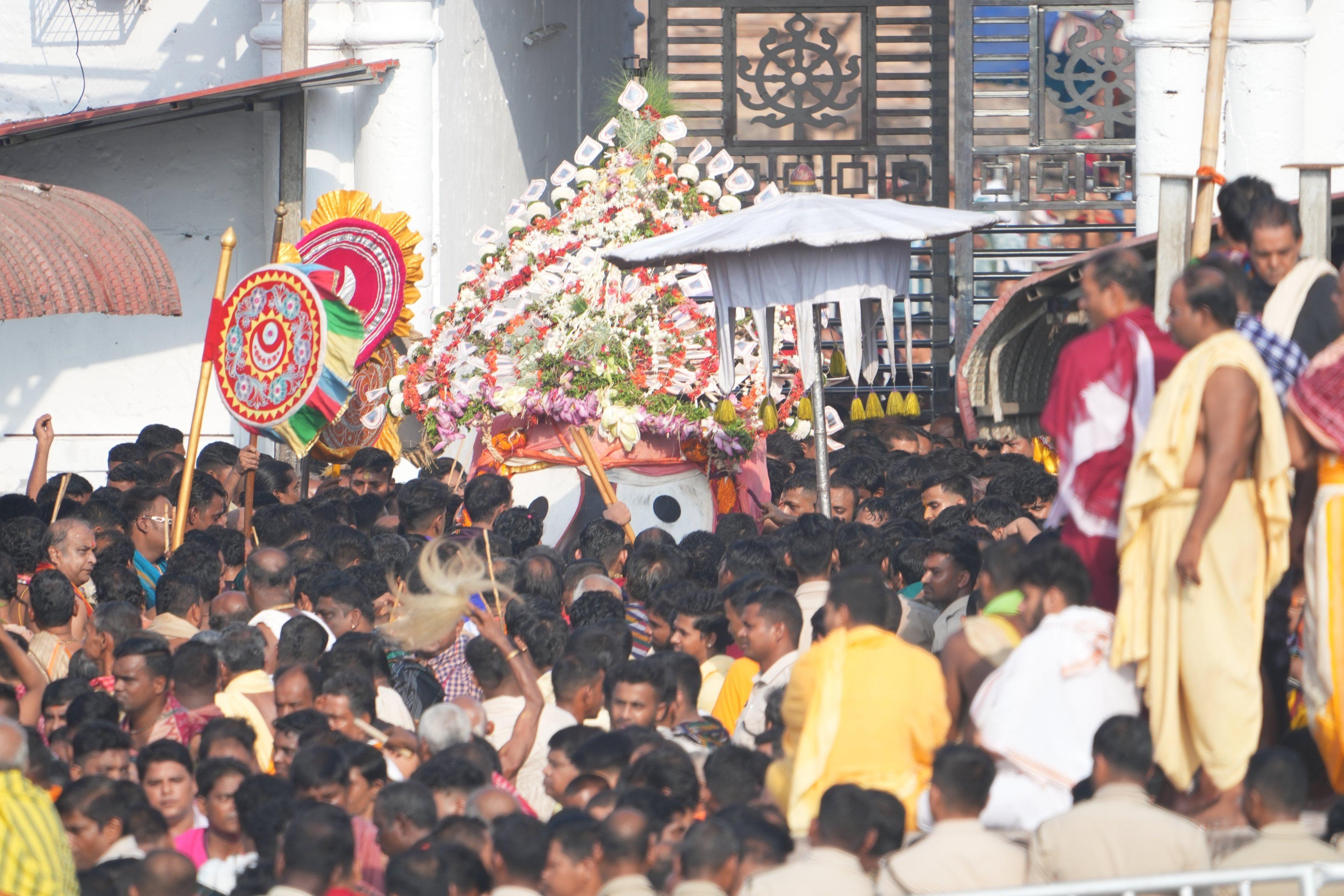 इस वर्ष, जगन्नाथ रथ यात्रा 27 जून 2025 को शुरू होगी, जिसमें भगवान जगन्नाथ, बलभद्र और सुभद्रा अपने विशाल रथों पर सवार होकर गुंडिचा मंदिर की ओर प्रस्थान करेंगे. 