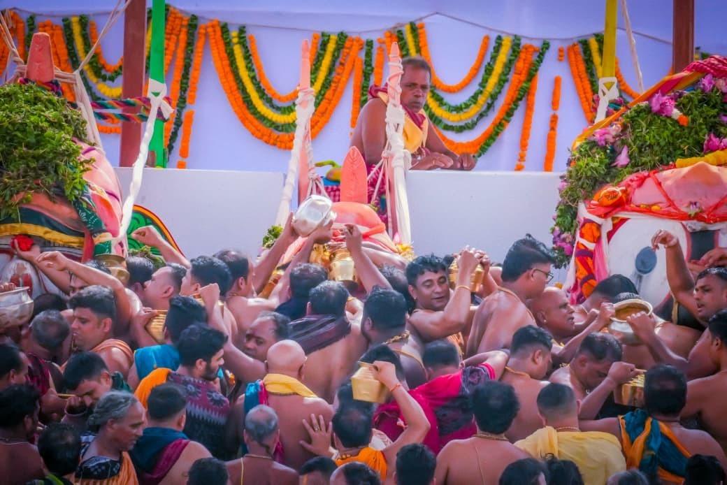 देव स्नान पूर्णिमा के दिन, श्री जगन्नाथ और उनके भाई-बहन को 108 कलशों से स्नान कराया जाता है. 