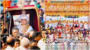 पुरी के गजपति महाराजा दिब्यसिंह देबा ने सदियों पुरानी परंपरा के अनुसार `छेरा पाहनरा` निभाते हुए स्वेच्छा से सोने के झाड़ू से स्नान मंडप की सफाई की. 