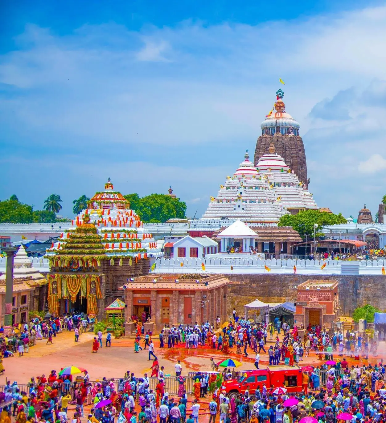 इस आयोजन को `स्नान यात्रा` कहा जाता है, जो रथ यात्रा की पूर्व संध्या पर होती है. स्नान के बाद भगवानों को ‘हातीसुनार’ रूप में सजाया गया, जिसमें उन्हें गज (हाथी) के रूप में अलंकृत किया जाता है. इस अद्वितीय दर्शन को ‘हातीसुनार वेष’ कहा जाता है.