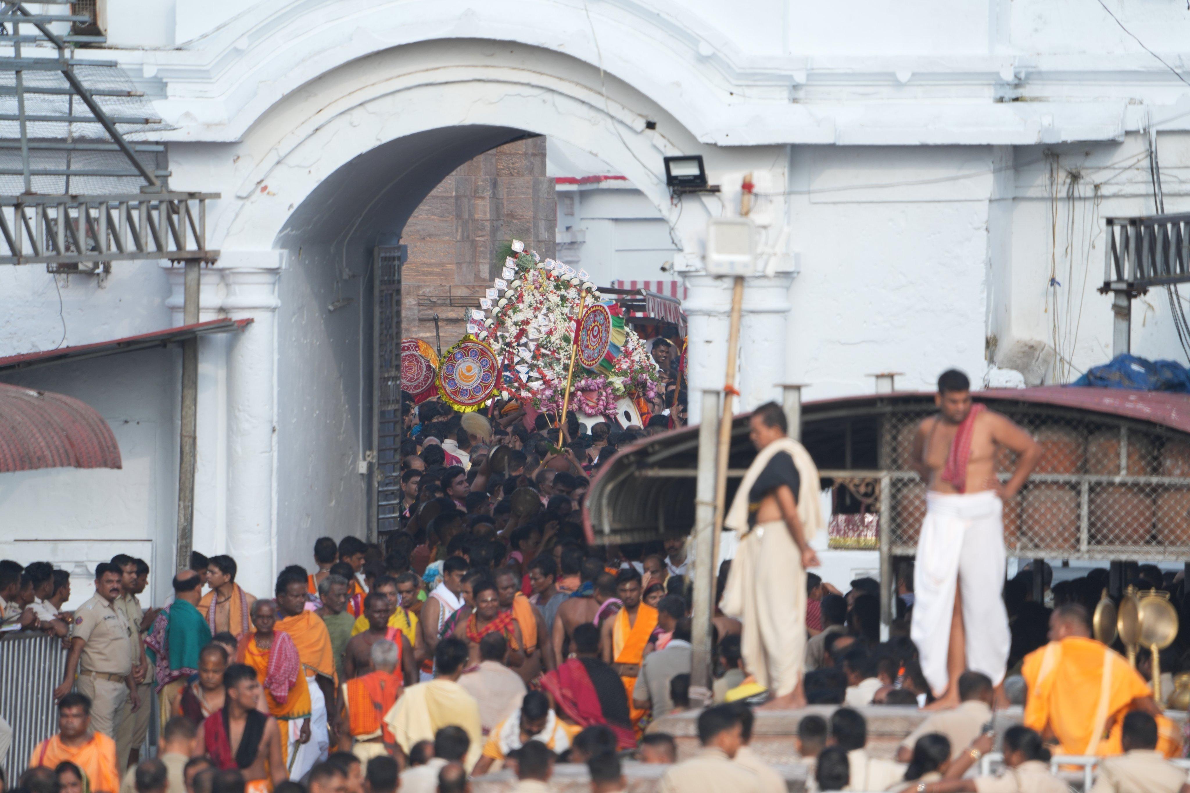 प्रशासन द्वारा सुरक्षा और भीड़ प्रबंधन की विस्तृत व्यवस्था की जा रही है. ओडिशा सरकार और श्री जगन्नाथ मंदिर प्रशासन ने इस आयोजन को सुचारु रूप से संपन्न करने के लिए विशेष इंतज़ाम किए हैं. 