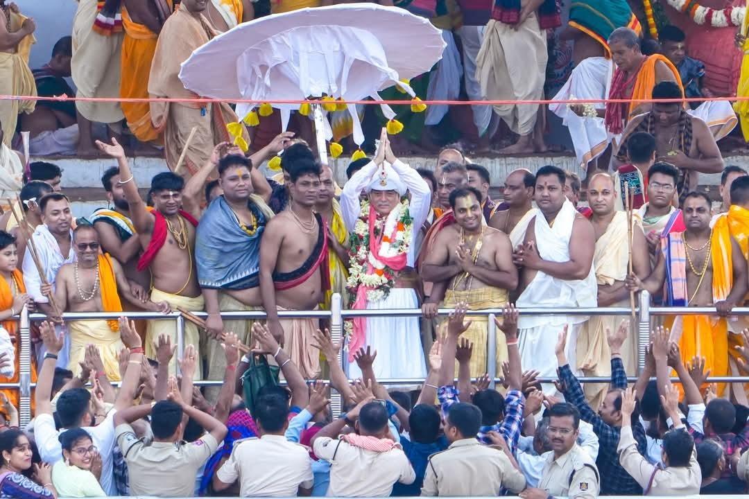इस अवसर पर राजसी वेशभूषा में सजे महाराजा ने भगवान की सेवा में खुद को समर्पित करते हुए विनम्रता की अद्भुत मिसाल पेश की.