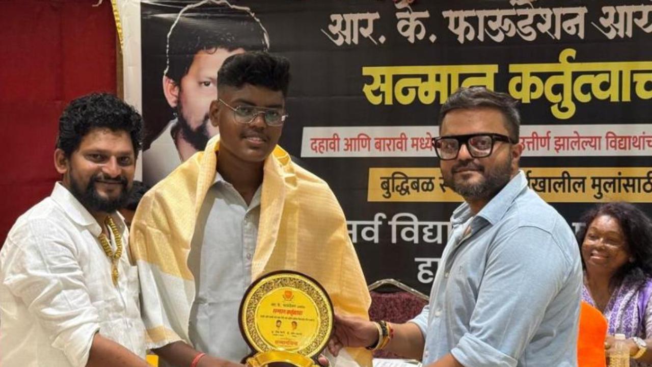 सम्मान समारोह में 10वीं और 12वीं में प्रथम श्रेणी से उत्तीर्ण लगभग 100 विद्यार्थियों को प्रमाणपत्र और स्मृतिचिन्ह देकर सम्मानित किया गया. 