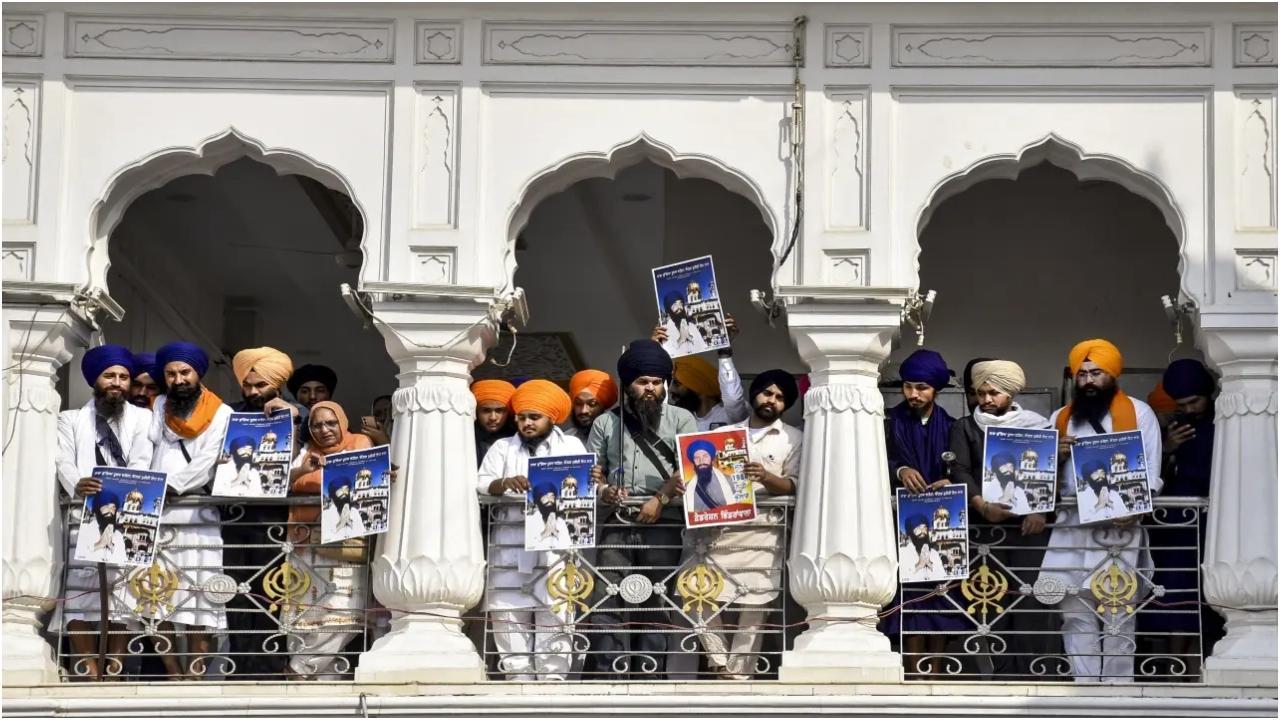 कट्टरपंथी संगठन के सदस्य जरनैल सिंह भिंडरावाले की तस्वीरें वाली तख्तियां थामे हुए हैं. तस्वीर/पीटीआई