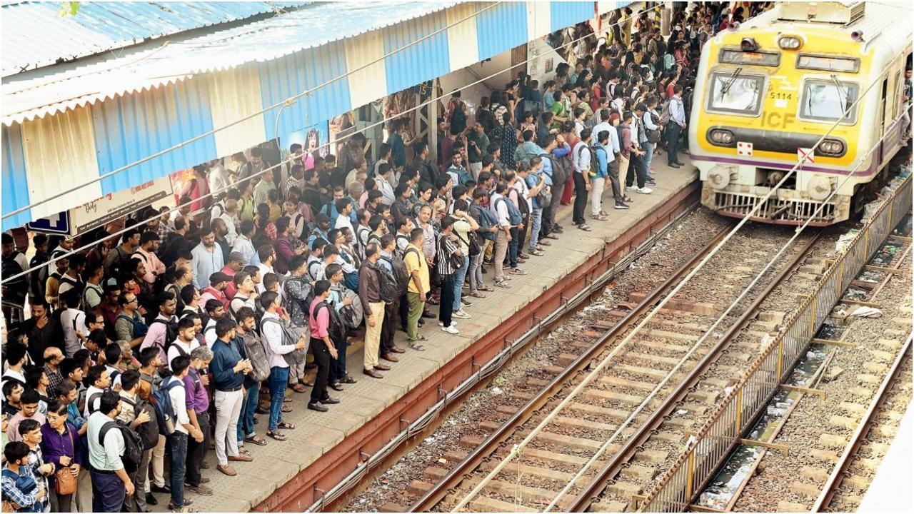IMumbai: दरवाजों वाली नई नॉन-एसी ट्रेनों से यात्रियों की सुरक्षा पर छिड़ी बहस