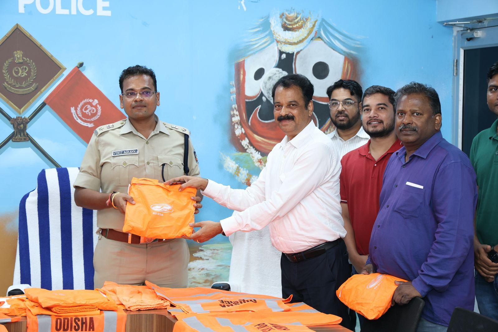 अनंत अंबानी ने व्यक्तिगत रूप से पुरी के पुलिस अधीक्षक विनीत अग्रवाल को रेनकोट और सुरक्षा जैकेट सौंपे, ताकि यह सुनिश्चित किया जा सके कि ड्यूटी पर मौजूद पुलिसकर्मी त्यौहार के दौरान चुनौतीपूर्ण परिस्थितियों का सामना करने के लिए अच्छी तरह से सुसज्जित हैं.