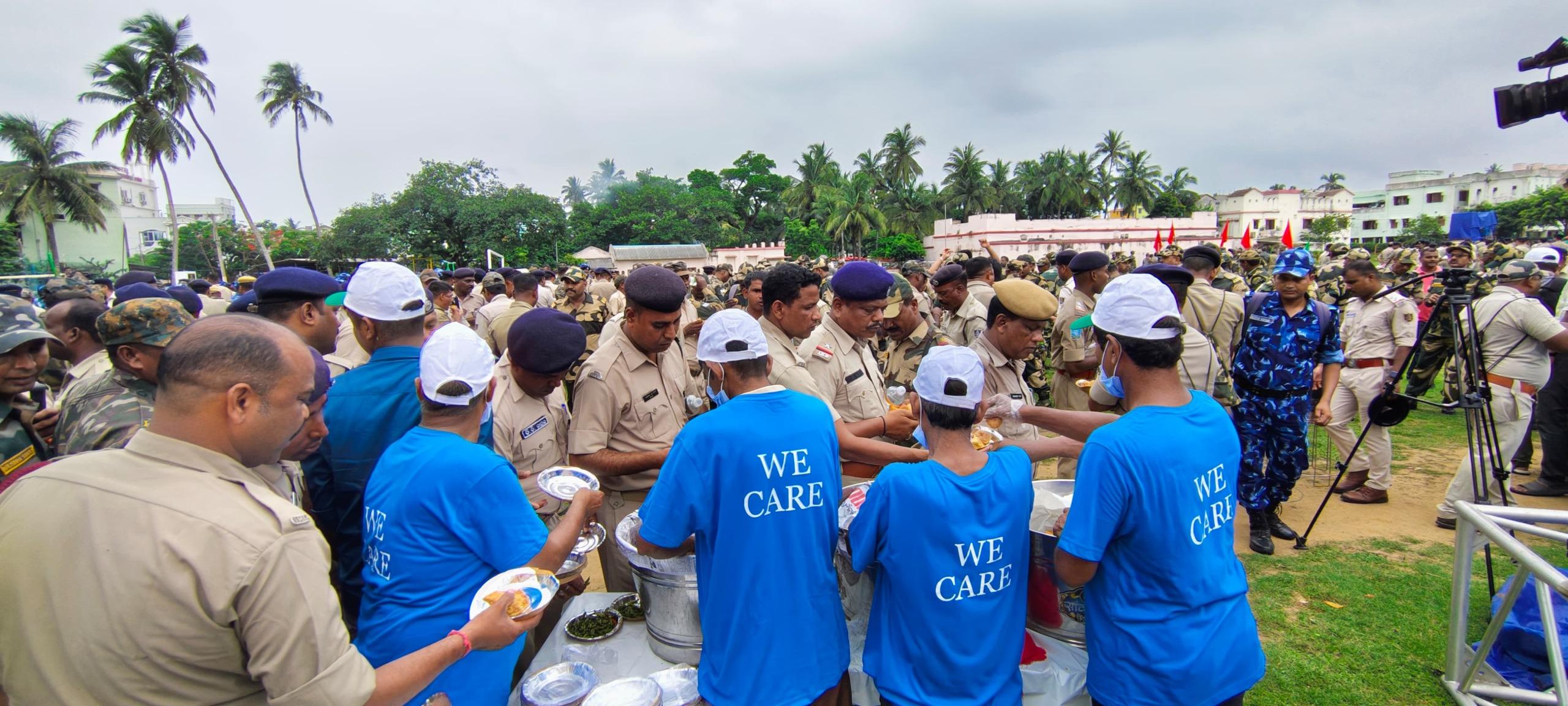 इसके अतिरिक्त, समुदाय के मजबूत समर्थन के प्रदर्शन में, रिलायंस के स्वयंसेवकों ने स्थानीय कानून प्रवर्तन को भी अपनी सहायता प्रदान की.