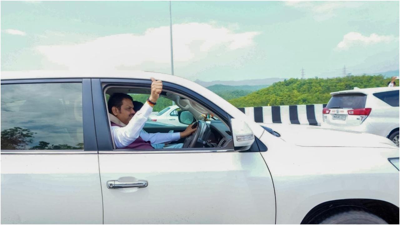 मुख्यमंत्री फडणवीस ने एकनाथ शिंदे और अजित पवार के साथ राजमार्ग के निरीक्षण के दौरान नए खुले मार्ग पर कार की सवारी की. तस्वीर/X