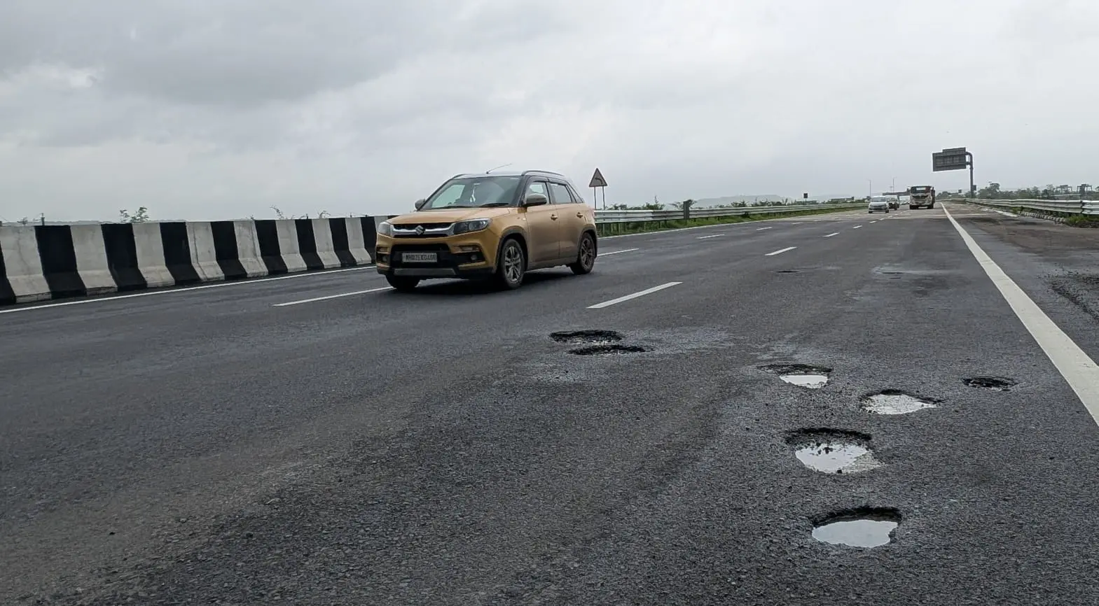 सीएम और डीसीएम को जिम्मेदार लोगों के खिलाफ कार्रवाई करनी चाहिए. इस खंड का पूर्ण ऑडिट और गुणवत्ता नियंत्रण निरीक्षण तुरंत आवश्यक है.