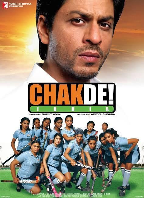 चक दे! इंडिया (2007) – कबीर खान बनकर शाहरुख ने देशभक्ति, जुनून और मजबूत परफॉर्मेंस दी. एक फेल हो चुके कोच से चैंपियन बनाने वाले इस किरदार ने सबका दिल जीत लिया.