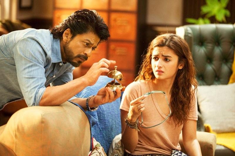 डियर ज़िंदगी (2016): डॉक्टर जहांगीर के किरदार में SRK ने हमें ज़िंदगी की छोटी-छोटी बातों में बड़ी सीख दी, और अपनी शांति भरी मौजूदगी से हर किसी का दिल जीता.