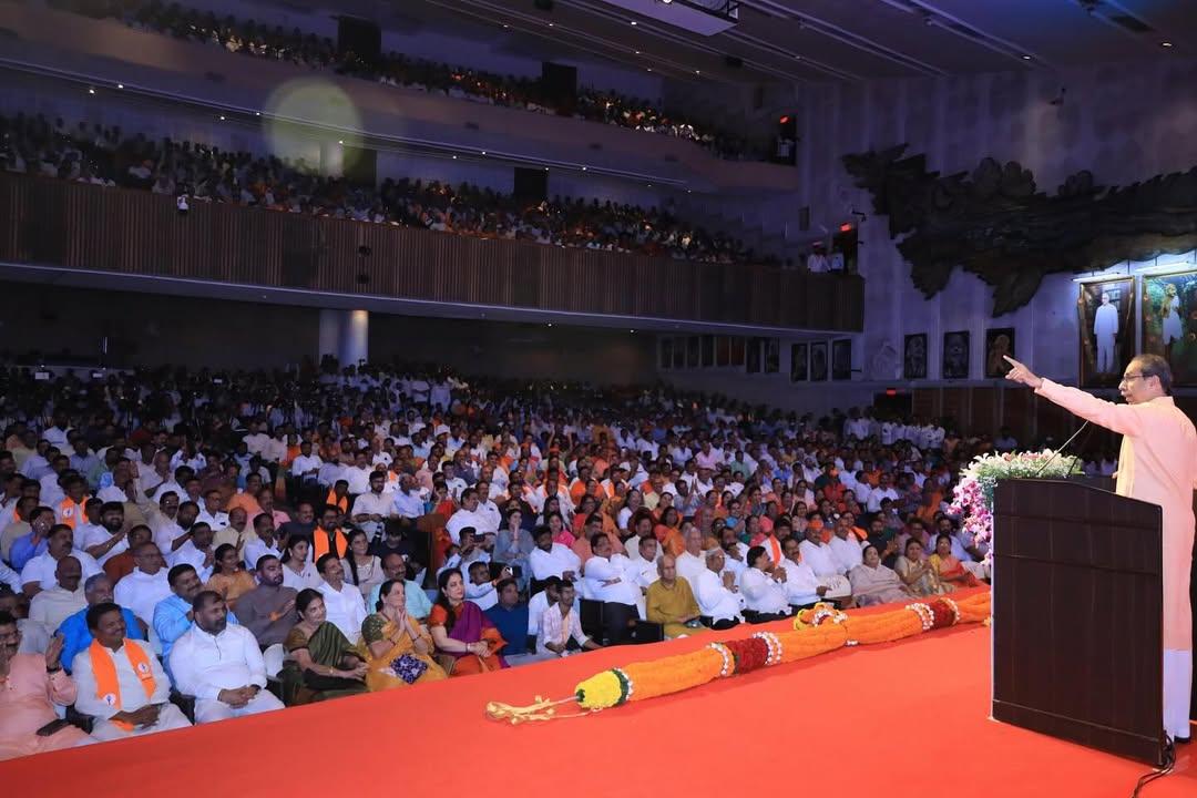 उद्धव ठाकरे ने भाजपा पर हमला करते हुए कहा कि वह विपक्षी नेताओं पर भ्रष्टाचार के आरोप लगाती है और फिर उन्हें अपनी पार्टी में शामिल कर लेती है, जो उनकी पूरी नीति को अविश्वसनीय बनाता है.  