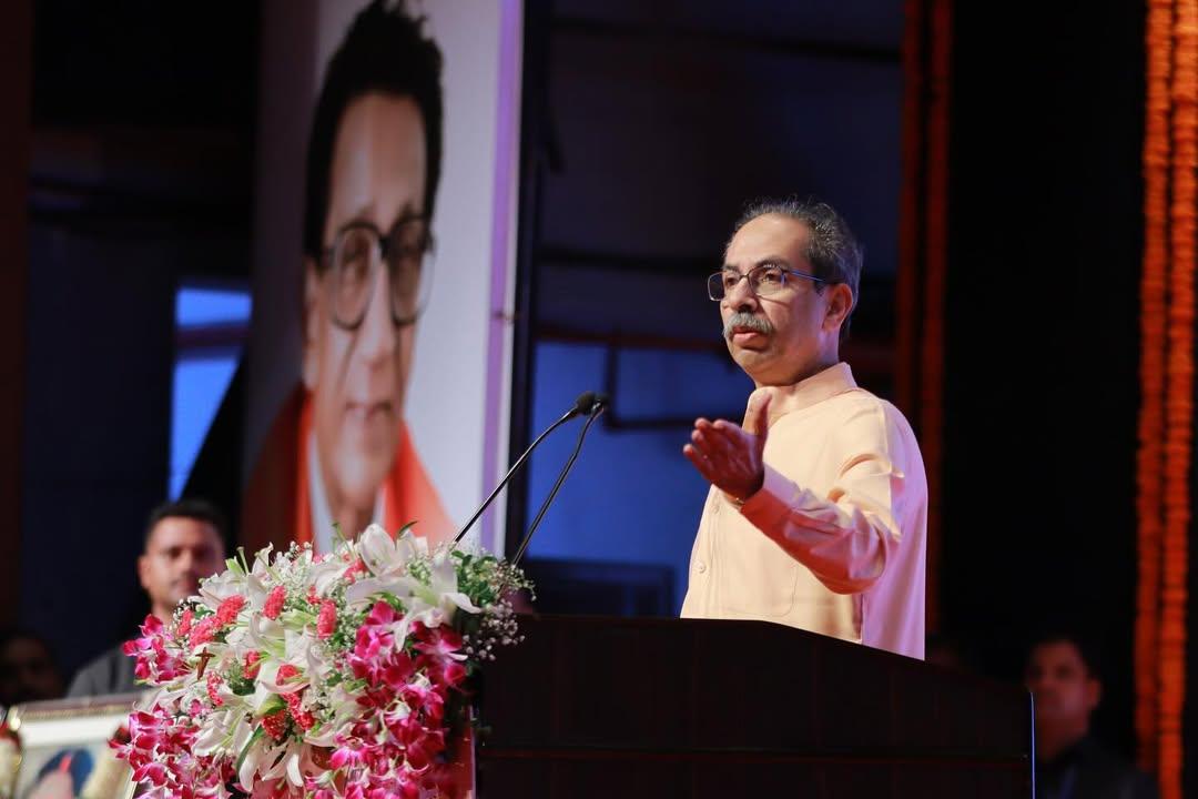 ठाकरे ने महाराष्ट्र नवनिर्माण सेना (मनसे) के प्रमुख राज ठाकरे और मुख्यमंत्री देवेंद्र फडणवीस के बीच हाल ही में हुई बैठक को लेकर निशाना साधा.  