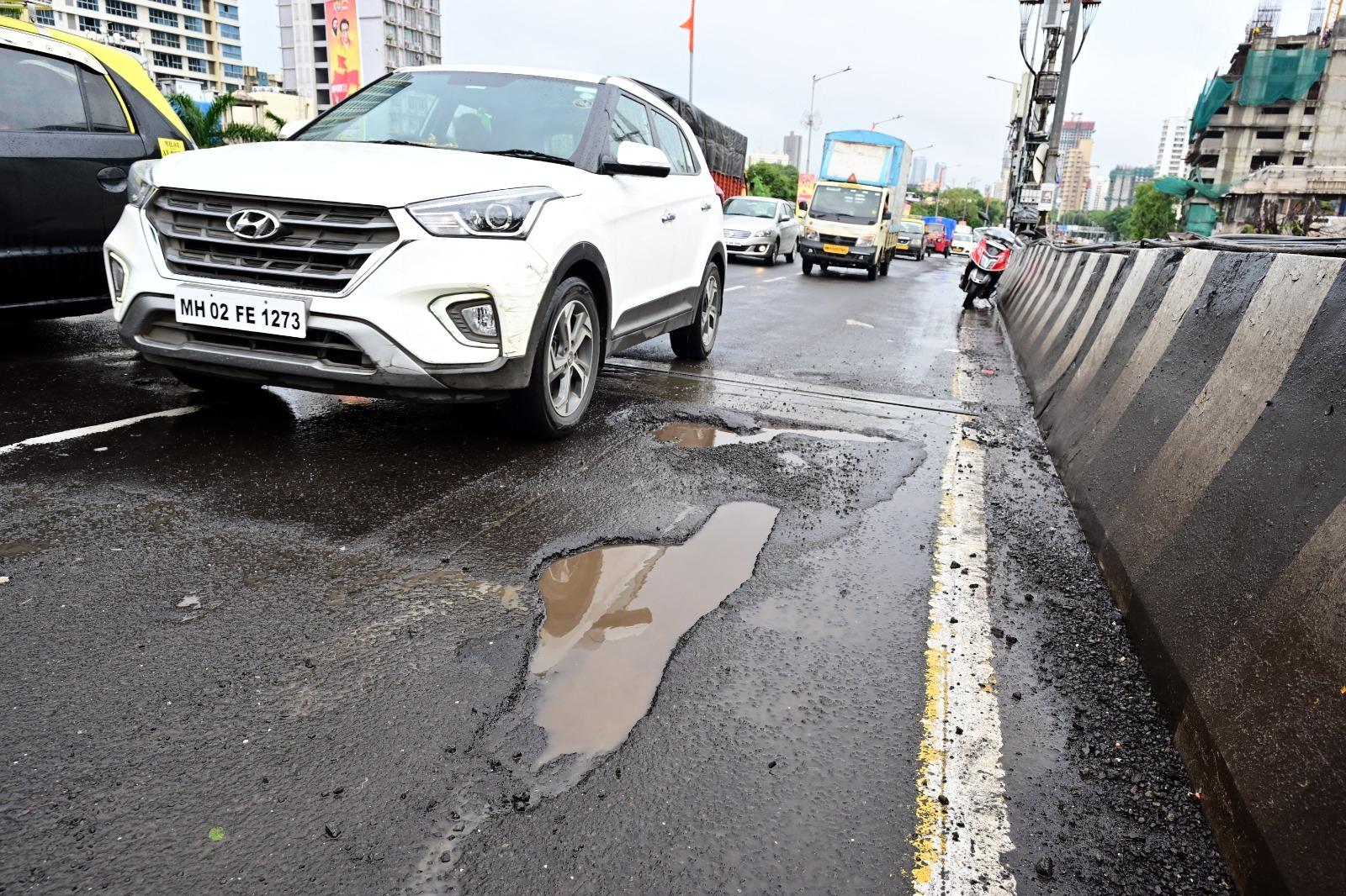 बारिश के दौरान इन गड्ढों में पानी भर जाता है, जिससे इनकी गहराई बढ़ जाती है.  ईस्टर्न एक्सप्रेस हाईवे पर गहरे गड्ढे यात्रियों के लिए एक बड़े खतरे के रूप में उभर रहे हैं.  