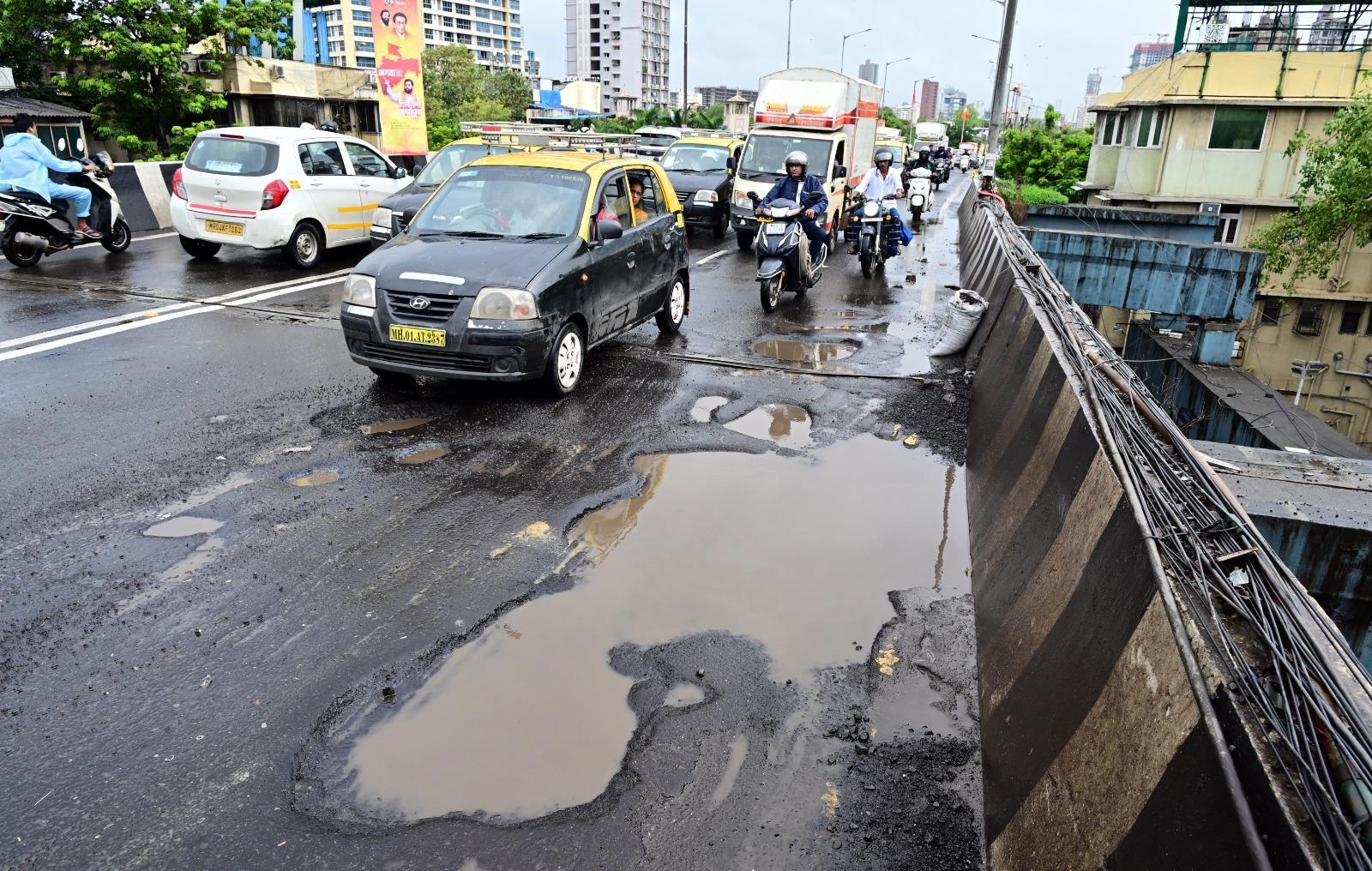 फ्लाईओवर की स्थिति सुधारने के लिए सड़कों के निर्माण में बेहतर सामग्री का उपयोग और जल निकासी प्रणाली को सही तरीके से स्थापित किया जाना चाहिए. इसके अलावा, बारिश के मौसम में सड़कों के पुनर्निर्माण के कार्य को प्राथमिकता दी जानी चाहिए, ताकि यात्री सुरक्षित रह सकें. 
