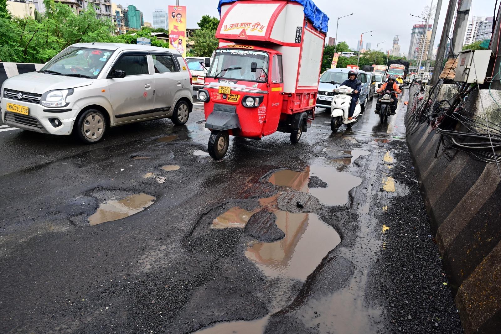 ये गड्ढे न सिर्फ गाड़ी चालकों के लिए जोखिम उत्पन्न कर रहे हैं, बल्कि पैदल चलने वालों के लिए भी खतरे का कारण बन सकते हैं. समाधान की दिशा में जिम्मेदार अधिकारियों को जल्द से जल्द सड़क के पुनर्निर्माण और रखरखाव की दिशा में ठोस कदम उठाने की आवश्यकता है.  