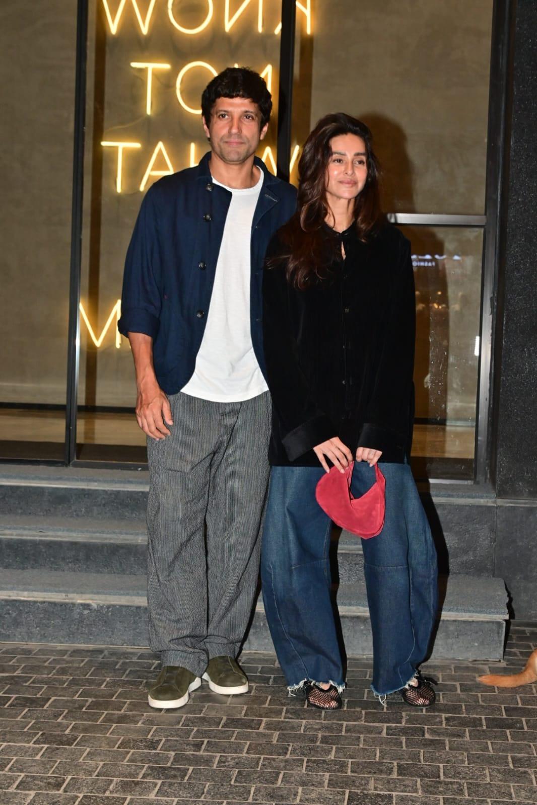 निर्माता-निर्देशक फरहान अख्तर (Farhan Akhtar) अपनी खूबसूरत पत्नी  शिबानी दांडेकर के साथ नजर आए. 